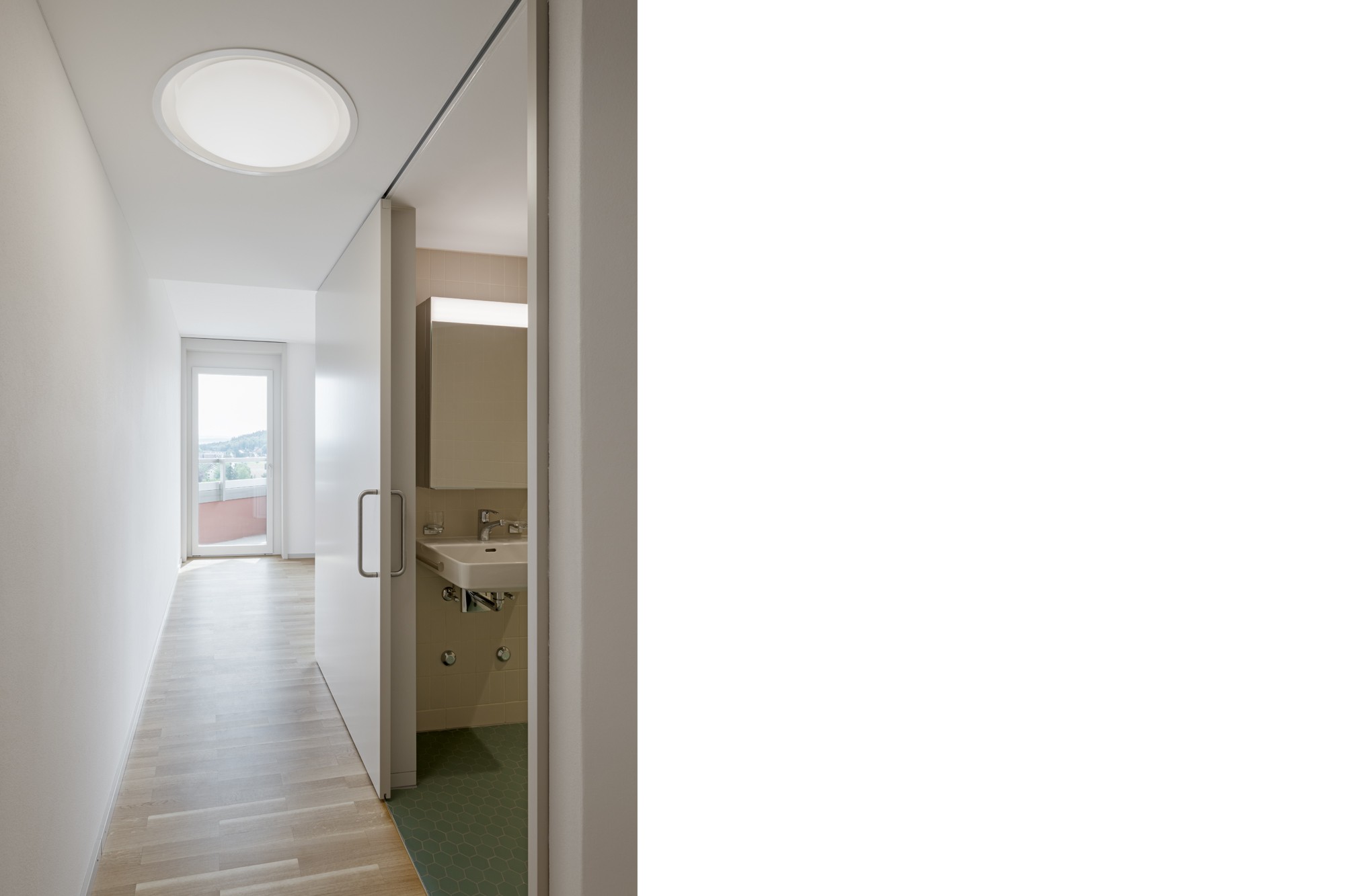 Dank der Instandsetzung verfügen alle Appartements neu über eigene alters- und behindertengerechte Nasszellen. (© Beat Bühler, Zürich)
